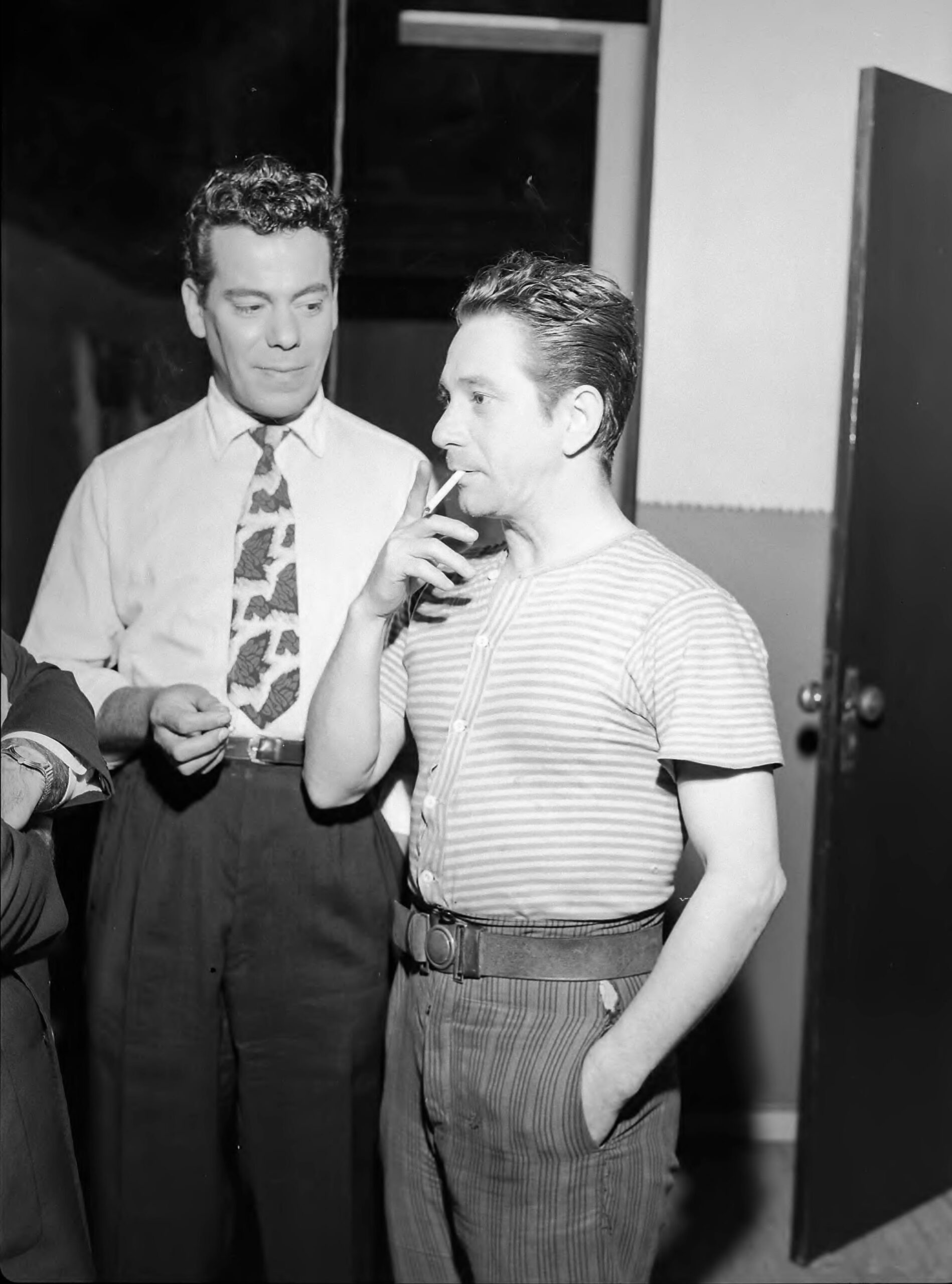 Oscarito e Renato Restier nos bastidores do filme Carnaval Atlântida, de 1952.